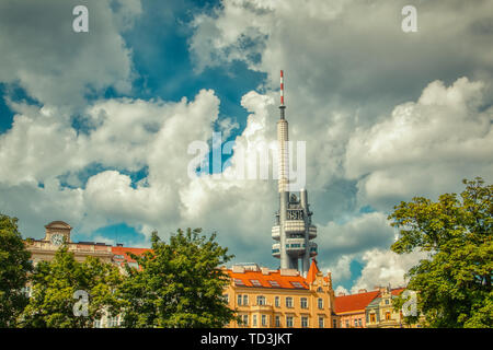 Fernsehturm in Prag Blick von Jiřího z Poděbrad Platz unter der hellen Sonne und Wolken Stockfoto