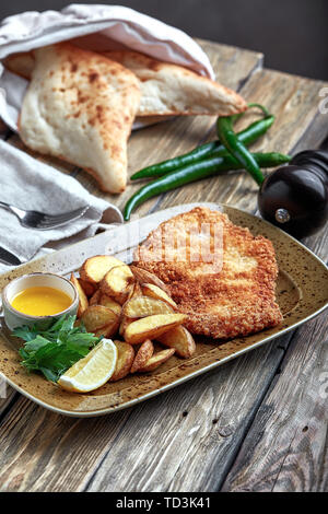 Lecker Schnitzel mit gekochte Kartoffel. Ansicht von oben, flach Essen Stockfoto