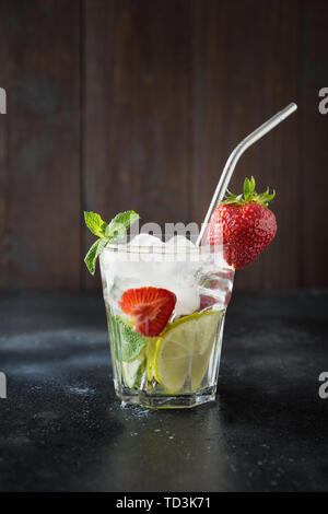 Detox Limonade oder Mojito mit Limette, Zitrone, Erdbeere, die in den Felsen Glas. Sommer gesundes Getränk. Stockfoto