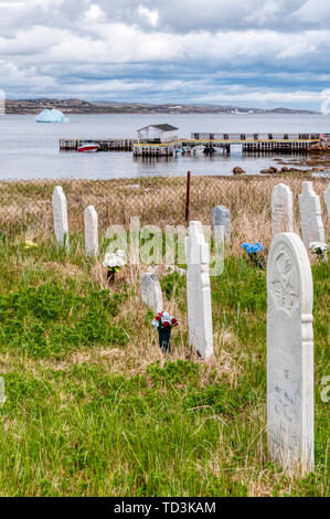 Der Friedhof an der Pinware in Labrador mit Blick auf die Bucht mit einem Eisberg. Stockfoto