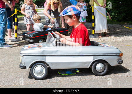 Kinder fahren retro Metal Pedal Cars Tunder Fesztival (Feen' Festival) in Sopron, Ungarn Stockfoto