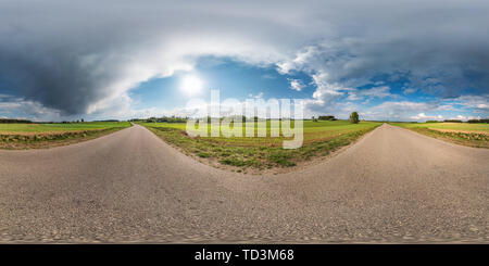 360 Grad Panorama Ansicht von Vollsphärische nahtloses Panorama 360 Grad Betrachtungswinkel auf keinen Verkehr asphaltstraße zwischen Gasse und Felder mit tollen Wolken in equirectangular Equiden