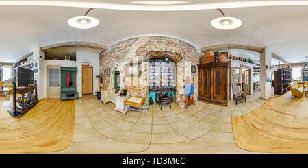 360 Grad Panorama Ansicht von GRODNO, Weißrussland - Mai, 2018: Vollsphärische nahtlose hdri Panorama 360 Grad Betrachtungswinkel in Vintage biedermeier Innenraum der Eingangshalle im Loft apa