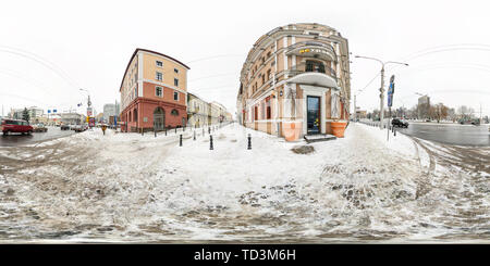 360 Grad Panorama Ansicht von MINSK, Weißrussland - Dezember, 2018: Vollständige nahtlose sphärischen Winter hdri Panorama 360 Grad Winkel in der Nähe der modernen Bar auf Fußgängerzone Ort der alten touri