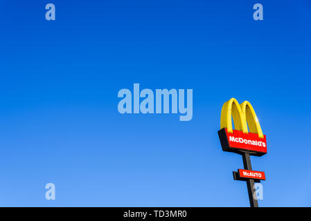 Valencia, Spanien - 29. Mai 2019: Plakat von McDonald's Restaurant Marke in Spanien, sichtbar von der Autobahn. Stockfoto