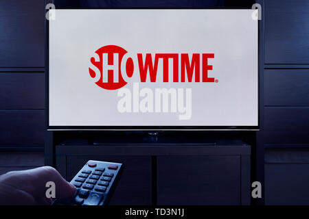 Ein Mann Punkte eine TV-Fernbedienung auf den Fernseher, die zeigt das Logo für den Showtime on demand Video Streaming Service (nur redaktionelle Nutzung). Stockfoto