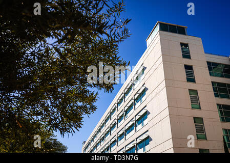 Modernes Apartmentgebäude mit feinen Zement in der Sonne verputzt. Stockfoto