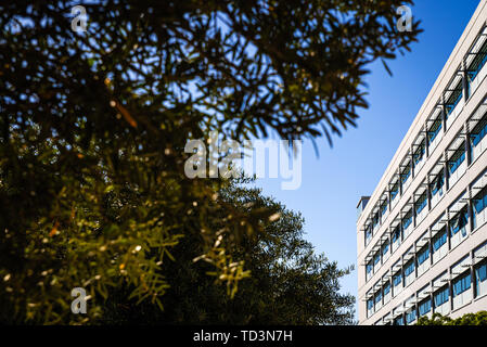 Modernes Apartmentgebäude mit feinen Zement in der Sonne verputzt. Stockfoto