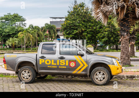 Makassar, Sulawesi, Indonesien - 28. Februar 2019: Nahaufnahme von grauen Polizei Pickup Truck mit gelben Abzeichen in der Straße geparkt. Stockfoto