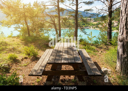 Rastplatz, Tisch und Bänken in der Nähe von einem schönen See in Frankreich Stockfoto