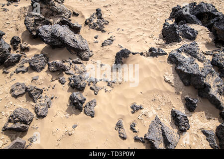 Steinige Wüste in der Umgebung des Erta Ale Vulkan in der Ferne Region Äthiopiens Stockfoto