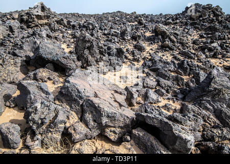 Steinige Wüste in der Umgebung des Erta Ale Vulkan in der Ferne Region Äthiopiens Stockfoto