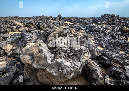 Steinige Wüste in der Umgebung des Erta Ale Vulkan in der Ferne Region Äthiopiens Stockfoto