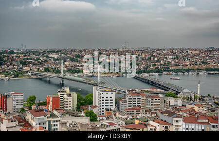 Das Goldene Horn und die Brücken von oben gesehen in Istanbul, Türkei Stockfoto