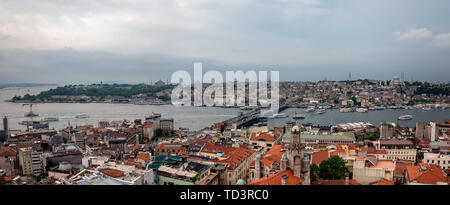 Das Goldene Horn und die Brücken von oben gesehen in Istanbul, Türkei Stockfoto
