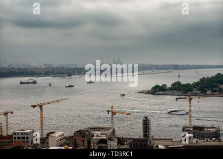 Das Goldene Horn und die Brücken von oben gesehen in Istanbul, Türkei Stockfoto