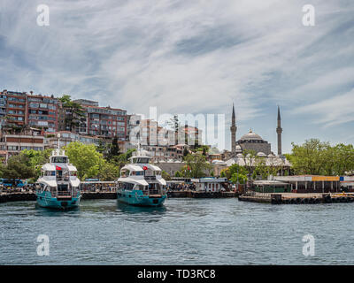 Fähren Dentur Avrasya Kreuzung Bosporus in Istanbul, Türkei Stockfoto