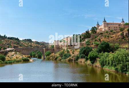 Römische Brücke und Festung Alcazar von Toledo Stockfoto