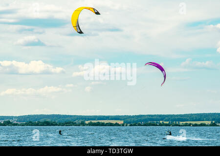 Zwei Kiter ist über Wasser durch einen Power Kites gezogen, die versuchen, ohne Crash zu verlassen Stockfoto