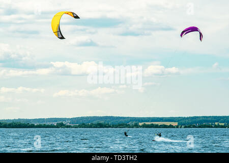 Zwei Kiter ist über Wasser durch einen Power Kites gezogen, die versuchen, ohne Crash zu verlassen Stockfoto