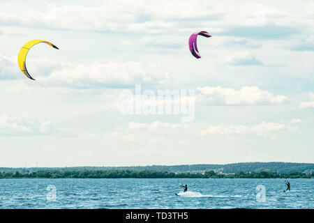 Zwei Kiter ist über Wasser durch einen Power Kites gezogen, die versuchen, ohne Crash zu verlassen Stockfoto