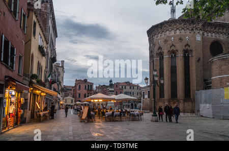 Basilika von Sts. Giovanni e Paolo und Reiterstandbild von Bartolomeo Colleoni, Campo San Giovanni e Paolo, San Zanipolo, in der Dämmerung, Venedig Venetien Italien Stockfoto