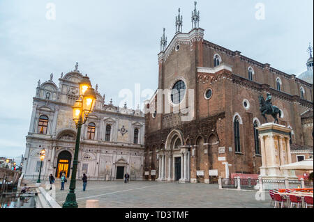 Basilika von Sts. Giovanni e Paolo und Reiterstandbild von Bartolomeo Colleoni, Campo San Giovanni e Paolo, San Zanipolo, in der Dämmerung, Venedig Venetien Italien Stockfoto