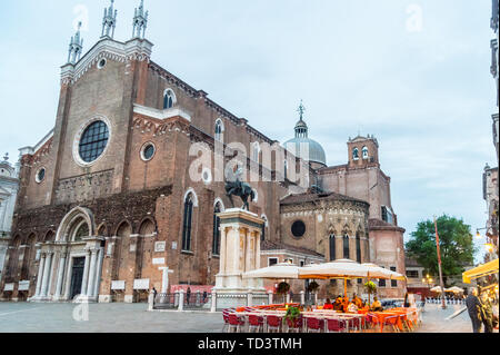 Basilika von Sts. Giovanni e Paolo und Reiterstandbild von Bartolomeo Colleoni, Campo San Giovanni e Paolo, San Zanipolo, in der Dämmerung, Venedig Venetien Italien Stockfoto