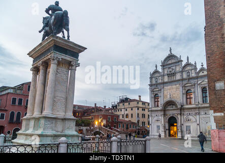 Basilika von Sts. Giovanni e Paolo und Reiterstandbild von Bartolomeo Colleoni, Campo San Giovanni e Paolo, San Zanipolo, in der Dämmerung, Venedig Venetien Italien Stockfoto