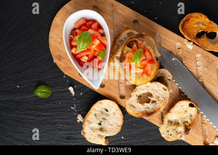 Gesunde Ernährung Konzept hausgemachte Bio vegane Tomaten Bruschetta mit geröstetem Baguette mit Kopie Raum Stockfoto