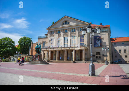 WEIMAR, Deutschland - ca. Juli 2019: Goethe-Schiller-Denkmal vor dem Deutschen Nationaltheater und der Staatskapelle Weimar in Thüringen, Deutschland Stockfoto