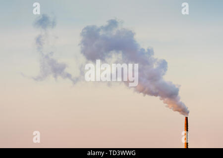 Schornstein Freigabe von Rauch und Verschmutzung der Atmosphäre Stockfoto