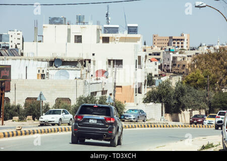 Jordanien, Naher Osten, Autokorsos, Fahrzeuge, Wüsten, Wüsten, Gobi, alte Städte, Sehenswürdigkeiten, kleine Städte, Kleinstädte, Colosseum, Leben, Bewohner, Straßen, Wege, Straßen, städtischen Gebieten Stockfoto