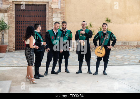 San Miguel, Alicante, Spanien - 09 Juni 2019: das Schloss de Conesa, Musiker Hochzeit ankommen Stockfoto