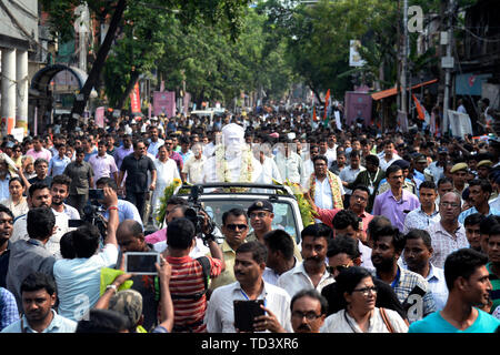 Kolkata, Indien. 11 Juni, 2019. Prozession mit Büste der Vidyasagar, vidyasagar College, das ältere während einer Road Show der BJP Präsident Amit Shah vandalized ist neu installiert wurde. Credit: Saikat Paul/Pacific Press/Alamy leben Nachrichten Stockfoto