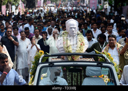 Kolkata, Indien. 11 Juni, 2019. Prozession mit Büste der Vidyasagar, vidyasagar College, das ältere während einer Road Show der BJP Präsident Amit Shah vandalized ist neu installiert wurde. Credit: Saikat Paul/Pacific Press/Alamy leben Nachrichten Stockfoto