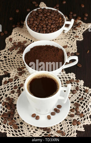 Verschiedene Arten von Kaffee in drei Tassen auf hölzernen Tisch Stockfoto