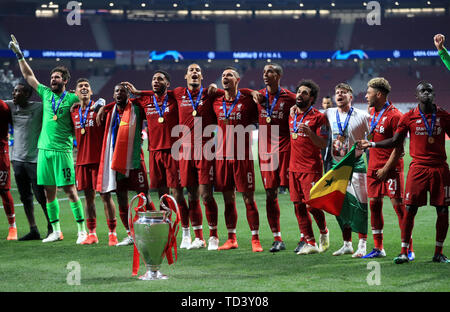 Von Links nach Rechts, Liverpool ist unbekannt, Alisson Becker, Roberto Firmino, Georginio Wijnaldum, Joe Gomez, Virgil van Dijk, Dejan Lovren, Joel Matip, Mohamed Salah, Alberto Moreno, Alex Oxlade-Chamberlain und Sadio Mähne feiern, nachdem das Finale der UEFA Champions League am Wanda Metropolitano, Madrid. Stockfoto