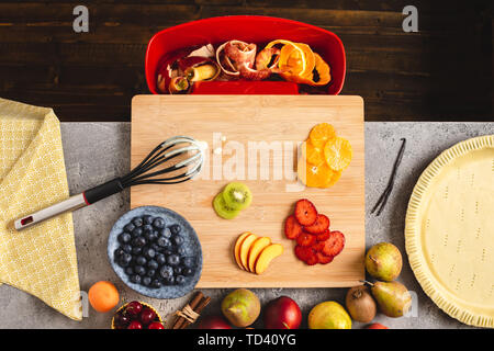 Bunte Torte Torte Zubereitung mit frischen Teig und organische Obst bereit zu Backen. Stockfoto