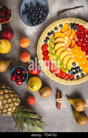 Obst Torte Torte Vorbereitung, frischem Teig und bunten Früchte fertig zu Backen. Gesunde Ernährung Konzept. Stockfoto