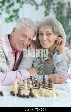 Portrait von Happy senior Paar Schach spielen zusammen Stockfoto