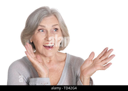 Portrait von überrascht ältere Frau auf weißem Hintergrund Stockfoto