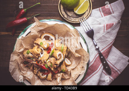 Frische Calamari Calamari mit organischen Red Hot Chili Peppers im rustikalen Platte Stockfoto