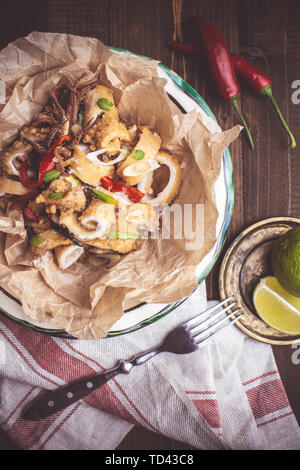 Frische Calamari Calamari mit organischen Red Hot Chili Peppers im rustikalen Platte Stockfoto