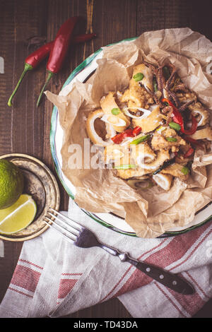 Frische Calamari Calamari mit organischen Red Hot Chili Peppers im rustikalen Platte Stockfoto