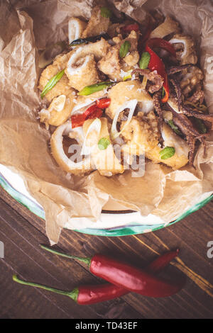Frische Calamari Calamari mit organischen Red Hot Chili Peppers im rustikalen Platte Stockfoto
