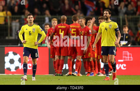 Schottlands Kenny McLean (links) und Charlie Mulgrew Blick niedergeschlagen wie Belgien feiern ihr erstes Ziel während der UEFA EURO 2020 Qualifikation, Gruppe, die ich im König-Baudouin-Stadion in Brüssel überein. Stockfoto