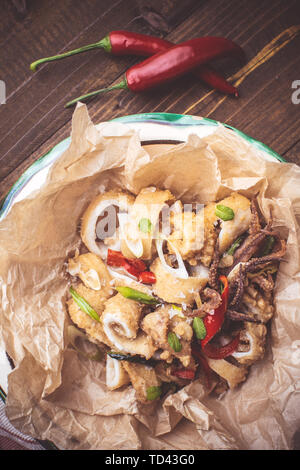 Frische Calamari Calamari mit organischen Red Hot Chili Peppers im rustikalen Platte Stockfoto