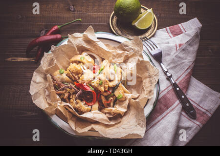 Frische Calamari Calamari mit organischen Red Hot Chili Peppers im rustikalen Platte Stockfoto