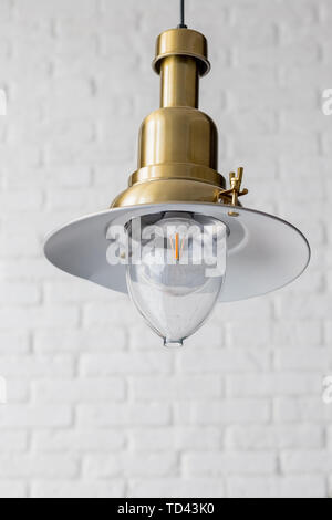 Moderne und industrielle Stil Lampe in einem modernen Stil Rezeption eingerichtet. Dekorative Edison die Glühbirne im Retro-look decke Kegel Lampe. Stil mit Stockfoto